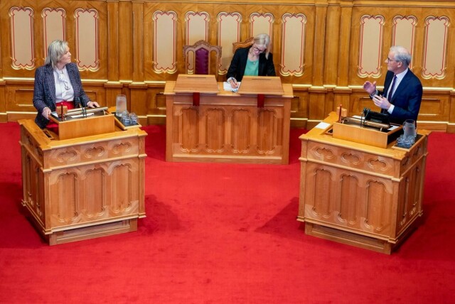 Statsminister Jonas Gahr Støre (Ap) og Frp-leder Sylvi Listhaug under den muntlige spørretimen i Stortinget 9. oktober. Foto: Javad Parsa / NTB hovedbilde