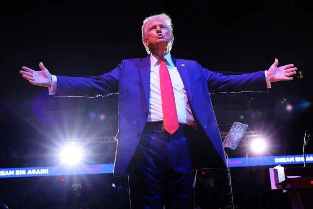 Republikanernes presidentkandidat og tidligere president i USA, Donald Trump, foran publikum på sitt siste valgmøte i Van Andel Arena i Grand Rapids, Michigan, USA, 5. november 2024. Foto: Brian Snyder / Reuters hovedbilde
