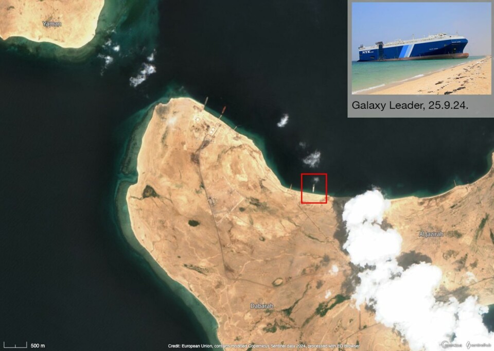 Ett år etter kapringen ligger Galaxy Leader fortsatt nord for Hodeida i Jemen. Foto: AFP/NTB 25.9, og satellittbilde (Sentinel-2) tatt 26.9.2024 via SentinelHub.