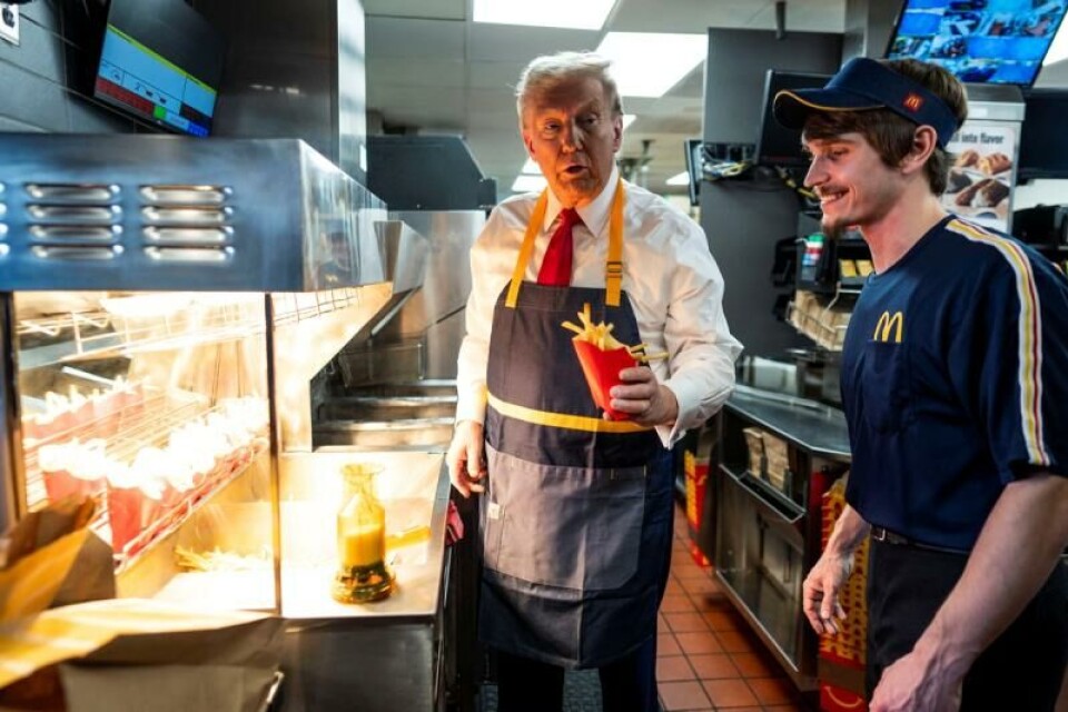Donald Trump serverte mat på en McDonald's delstaten Pennsylvania. Foto: Doug Mills/Pool via REUTERS