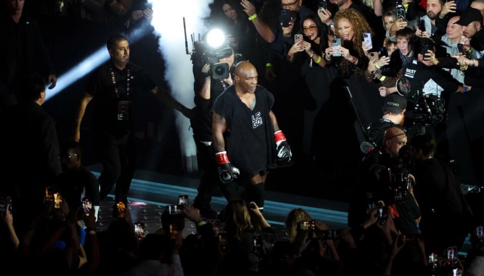 Slik så det ut da Mike Tyson gikk inn og mot bokseringen natt til lørdag norsk tid. Her og i videoopptakene på Netflix er det ingen tegn til noen flagg. Foto: Kevin Jairaj-Imagn Images