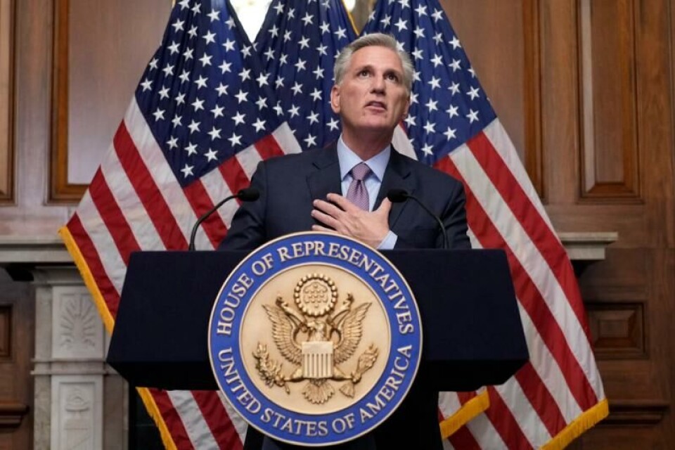 Kevin McCarthy taler til pressen timer etter han ble avsatt som speaker. Foto: J. Scott Applewhite/ AP/ NTB.