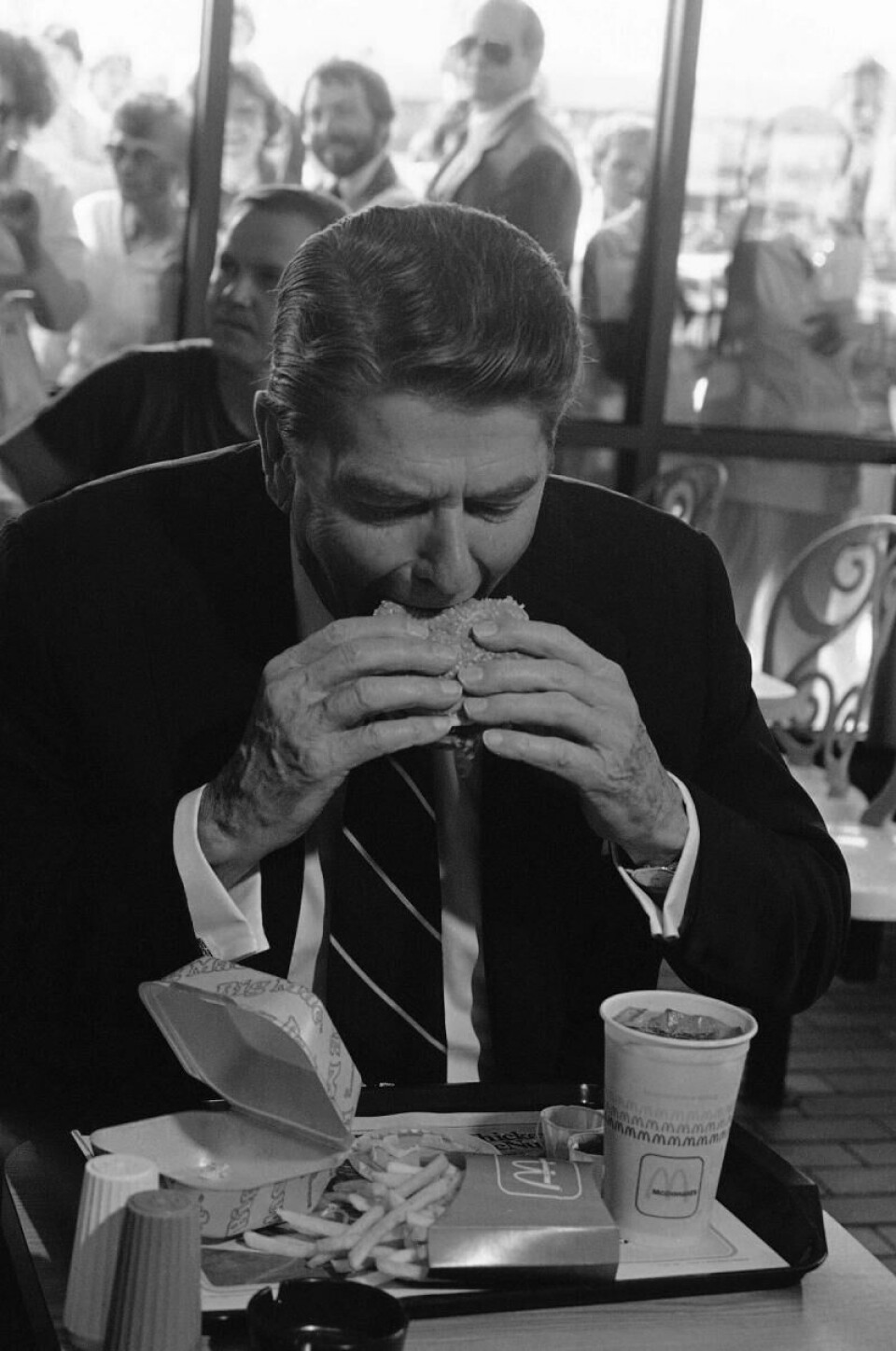 President Ronald Reagan var ikke fremmed for en tur til McDonald's. Her avbildet med en Big Mac i Alabama i 1984. Foto: AP Photo/Lana Harris