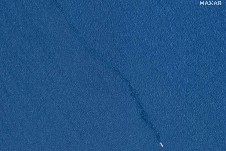 Satellittbilder viste tydelige spor av oljeforurensning fra Rubymar, som sank 2. mars. Lasten på 21 000 tonn kunstgjødsel utgjorde også en stor risiko for miljøet. FOTO: AFP/ satellittbilde ©2024 Maxar Technologies