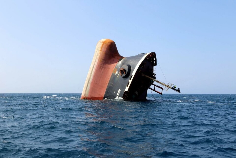 Ifølge det amerikanske militæret var det et ballistisk missil som traff Rubymar. Lasteskipet ble angrepet 18. februar og sank 2. mars. Alle ombord ble reddet. Foto: Khaled Ziad /AFP via NTB