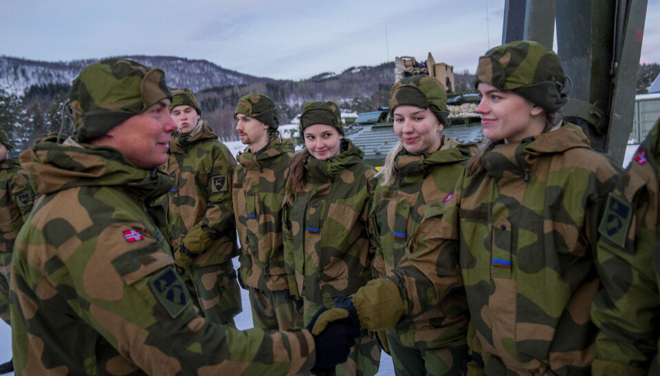 Alle norske statsborgere har verneplikt. For tiden er prinsesse Ingrid Alexandra en av dem som er i førstegangstjeneste.