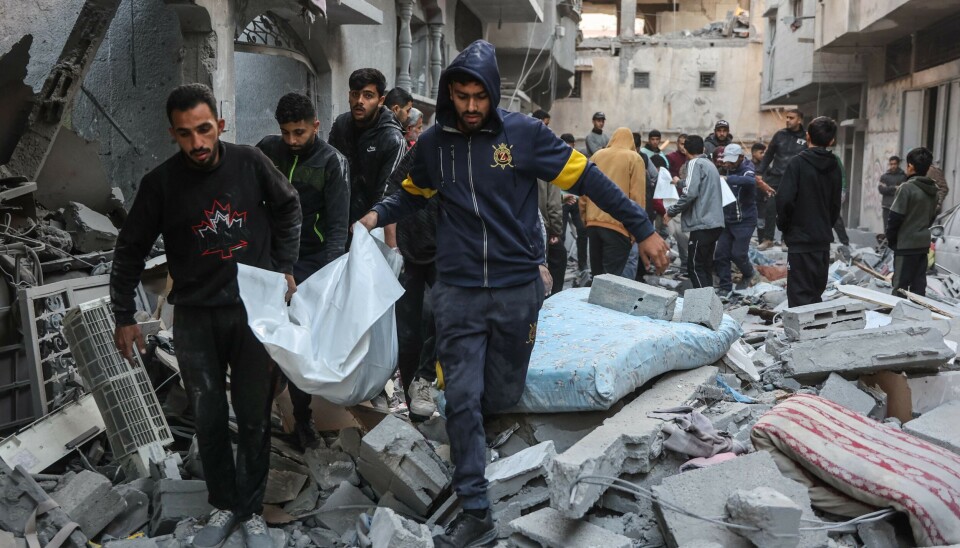 Palestinske menn bærer en død kropp etter det israelske angrepet mot Daraj nabolaget i Gaza city den 5.desember.