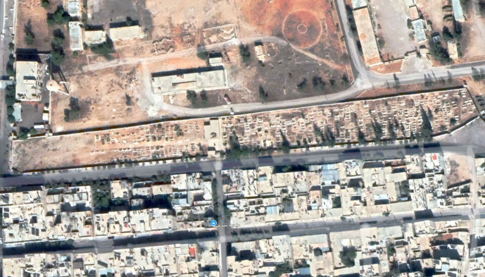 Satellittbilde fra oktober 2022 viser en gravlund i byen Al-Qutayfah. Den tidligere borgermesteren i byen sa til Channel 4 News at dette skal være en av mange lokasjoner der det finnes massegraver i Syria. Faktisk.no har ikke funnet tegn til endringer på bakken på satellittbildene i Google Earth.