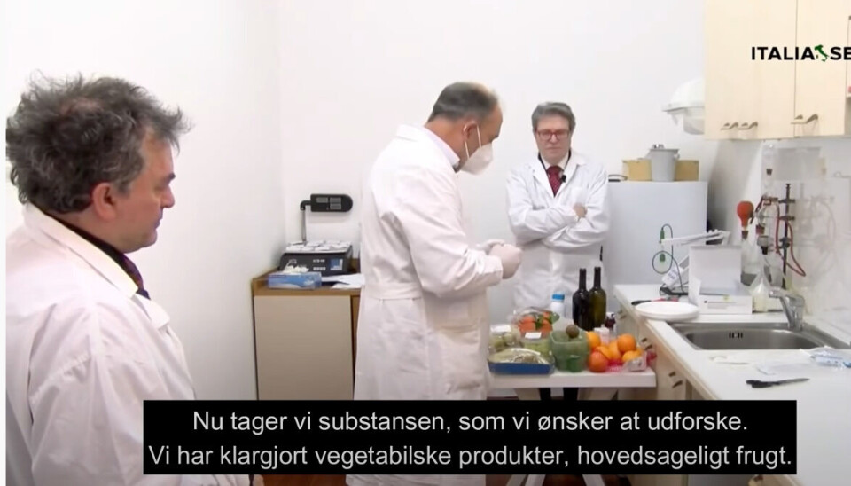 Fra videoen der italienske leger tester frukt for covid-19. Mariano Amici står bakerst.
