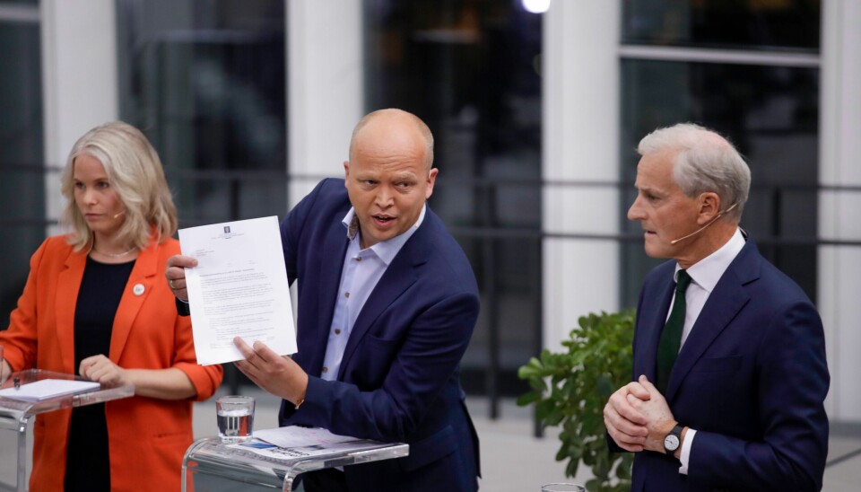 Finansminister Trygve Slagsvold Vedum (Sp) hadde forberedt seg med rekvisitter til debatten på TV 2.