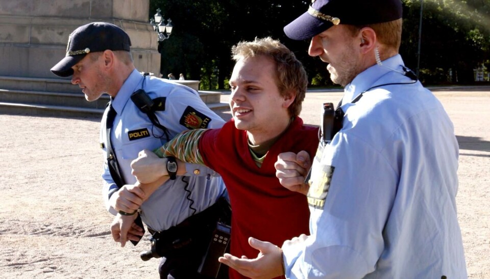 En glad Mímir Kristjánsson blir arrestert på slottsplassen i 2007. 16 år senere blir han også arrestert, men denne gangen i overført betydning når han blir tatt i faktafeil. Men, som han sier, like blid.