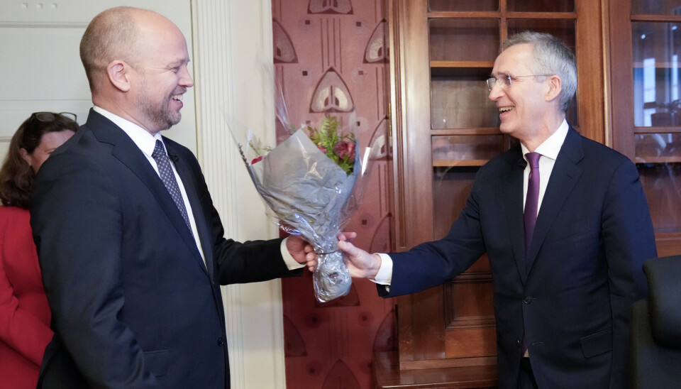 Nøkkeloverrekkelse i Finansdepartementet mellom Trygve Slagsvold Vedum (Sp) og Jens Stoltenberg (Ap) etter Senterpartiets regjerings-exit.