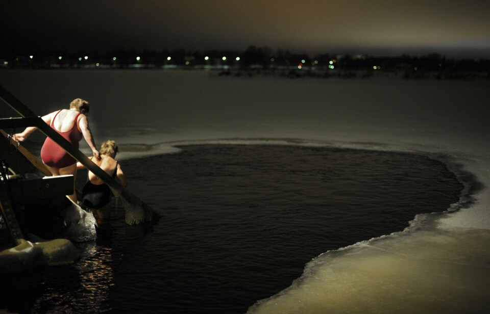 To venner tar seg et bad 17. desember 2008 i Rovaniemi, Finland.