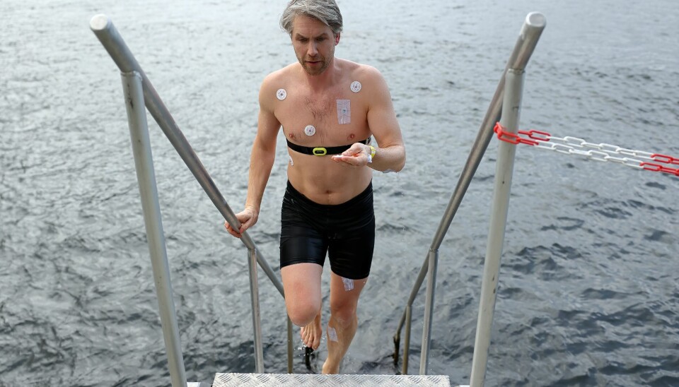 Her er det prosjektdeltaker Martin Skageseth på vei opp fra et kuldebad.