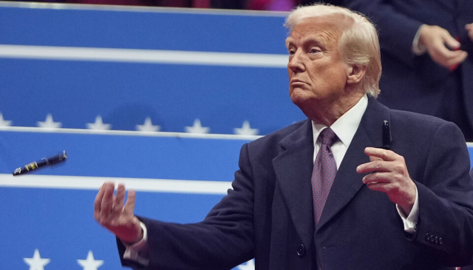 Donald Trump kaster pennen etter å ha signert en presidentordre, en handling som har blitt et kjennetegn på hans administrasjon.