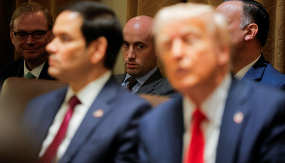 Stephen Miller med blikket festet på Donald Trump, har vært en nøkkelperson i arbeidet med politiske visjoner beskrevet i Project 2025.