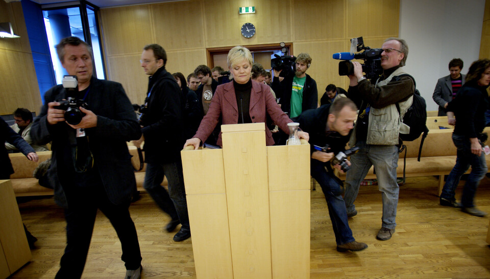Her står tidligere finansminister Kristin Halvorsen (SV) i vitneboksen i Oslo tingrett i november 2006 for å vitne mot BI-studenten som kastet en bløtkake på henne.