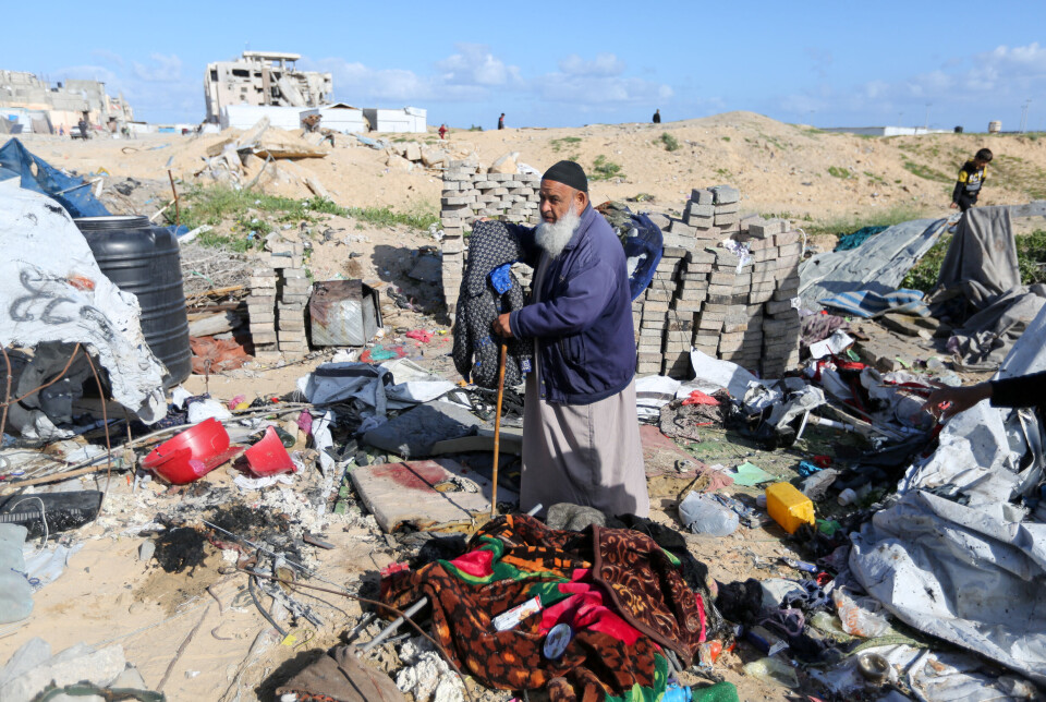En palestinsk mann på stedet der flere personer skal ha blitt drept i et angrep natt til 19. mars.