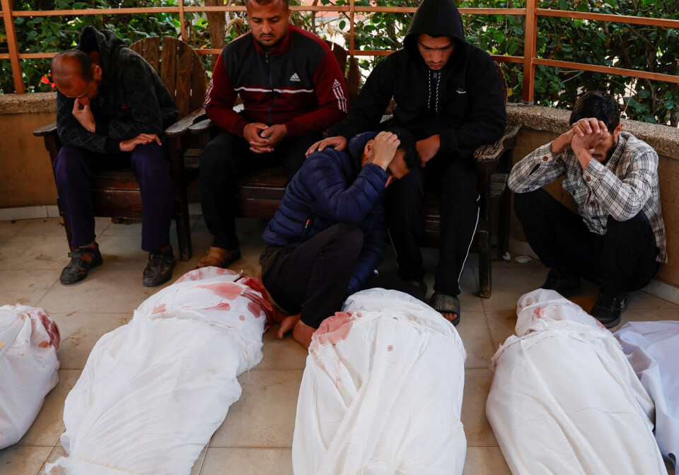 Palestinere sørger over noen av dem som ble drept 18. mars ved Nasser sykehus i Khan Younis.