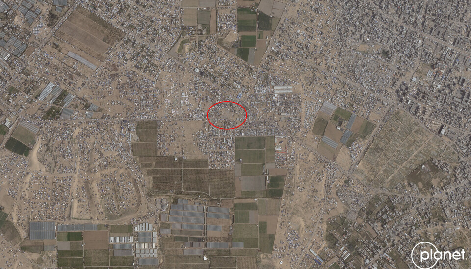 Dette satellittbildet fra 18. mars viser hvor angrepet skjedde, midt i en leir med et stort antall telt og skur.