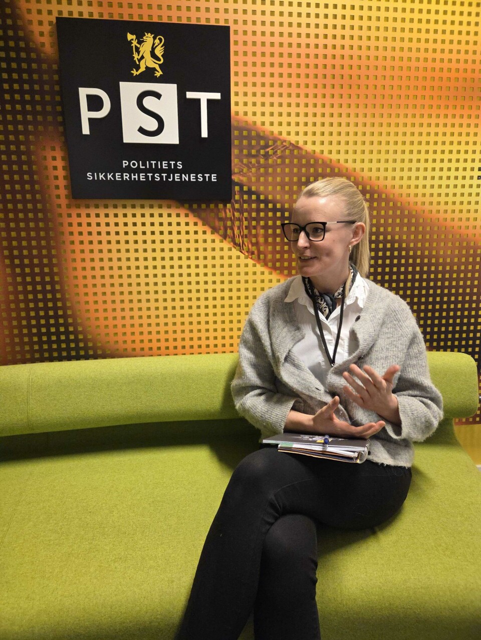 Caroline Iwarsson, analytiker i PST, har god oversikt over høyreradikale symboler og sier at det brukes mye av dem i sosiale medier.