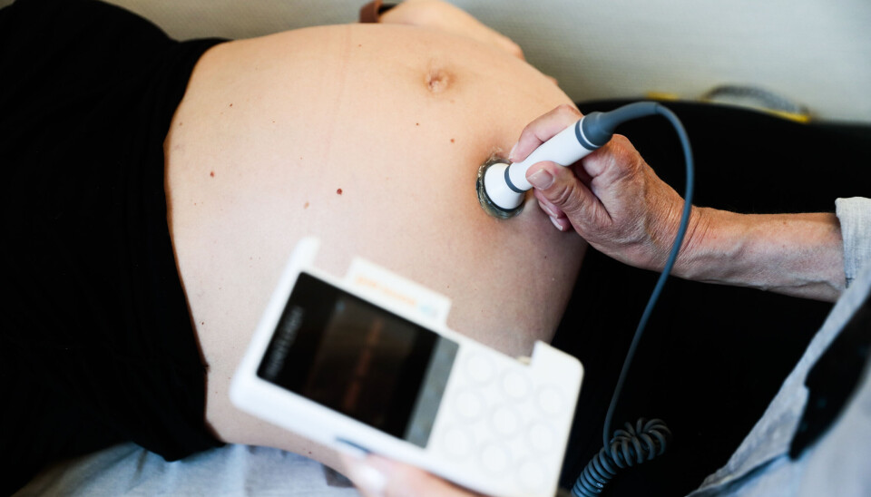 Hva sier forskning om assistert hjemmefødsel?