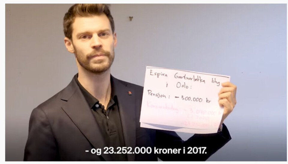 I videoen holdt Rødt-leder Bjørnar Moxnes opp ark med beløpene han mener den private barnehagekjeden Espira tappet Espira Gartnerløkka barnehage for