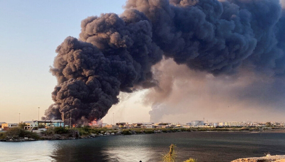 Kraftig røyk fra et drivstoffdepot som ble angrepet i Port Sudan 6. mai.