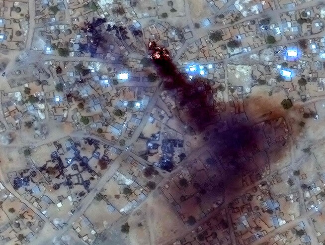 Røyk og forbrente områder i flyktningleiren Zamzam i Darfur 16.04.25.