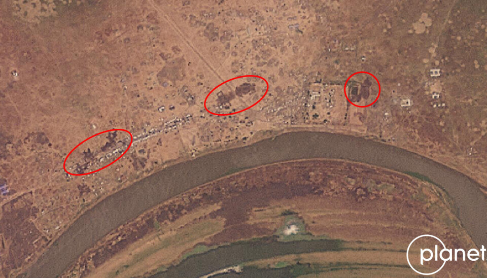 Satellittbilder av landsbyen Nasir, som blant annet er analysert av Human Rights Watch, viser flere forbrente områder etter angrepene.