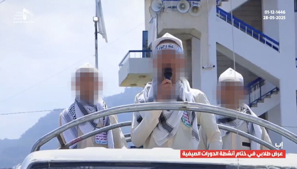 I flere av videoene Faktisk.no har funnet, kan man høre barn rope Houthi-bevegelsens slagord. Flere videoer viser også barn som ser ut til å være i tenårene, som fremfører politiske taler. I FN-rapporten fra 2022 fant utvalget at «barn med lederegenskaper» på sommerleirene ble valgt ut til å holde ideologiske taler.