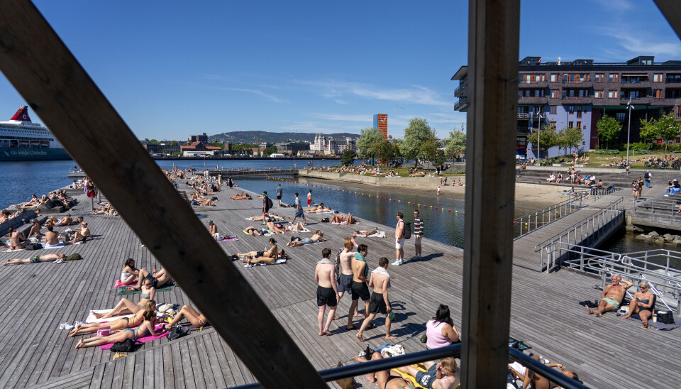 Folk strømmer ut når sola titter fram, her fra Sørenga i Oslo.