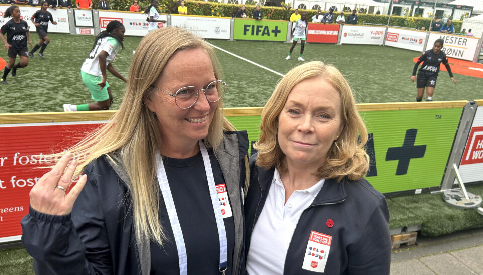 Mette Kalve og Elin Herikstad frå Frelsesarmeen under VM i gatefotball i Oslo i august 2025. To kvinner fra Frelsesarmeen står foran en av arenaene brukt under VM i Gatefotball i Oslo i august 2025.