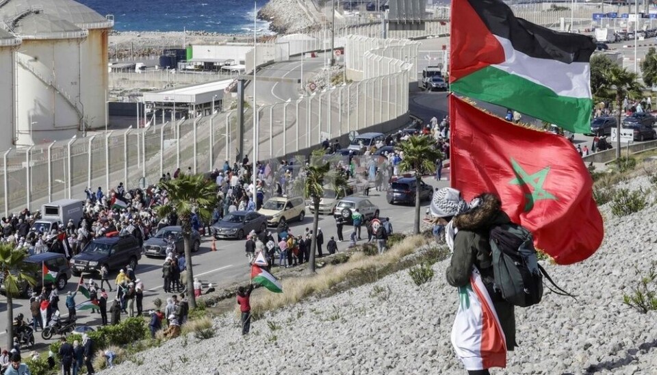 Demonstranter i havna i Tanger i Marokko 20 april i år. De protesterer mot at et kontainerskip fra det danske transportselskapet Maersk skal legge til kai med reservedeler til F-35-fly.