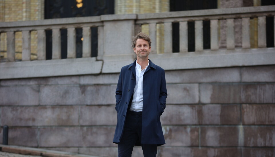Niels Nagelhus Schia foran Stortinget. Niels Nagelhus Schia foran Stortinget.