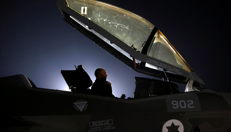 En israelsk soldat i et F-35 fly på Nevatim-basen i desember 2016.