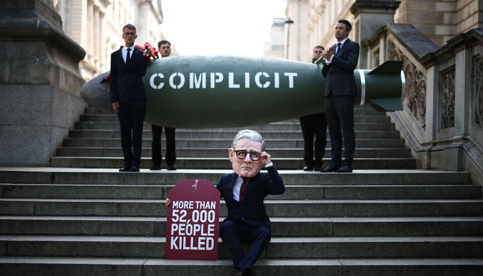 En britisk protestant utkledd som den britiske statsministeren Keir Starmer i en demonstrasjon for å stoppe eksport av flydeler til F-35-fly som ender i Israel.