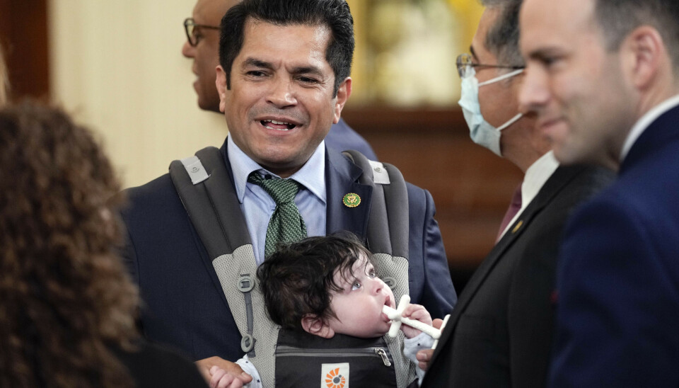 Kongressmedlemmen Jimmy Gomez tok med sonen på jobb i Det kvite hus i mars 2023. Det skapte overskrifter i The Washington Post og The New York Times.