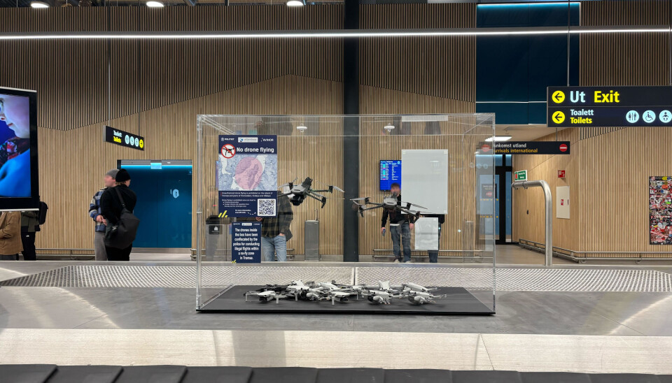 Ved baggasjebåndet på Tromsø lufthavn er dette noe av det første turister ser. I et glassmonter står og henger flere droner sammen med et skilt som viser forbudssonen for droneflyvning. Dette inkluderer hele Tromsøya der byen befinner seg.